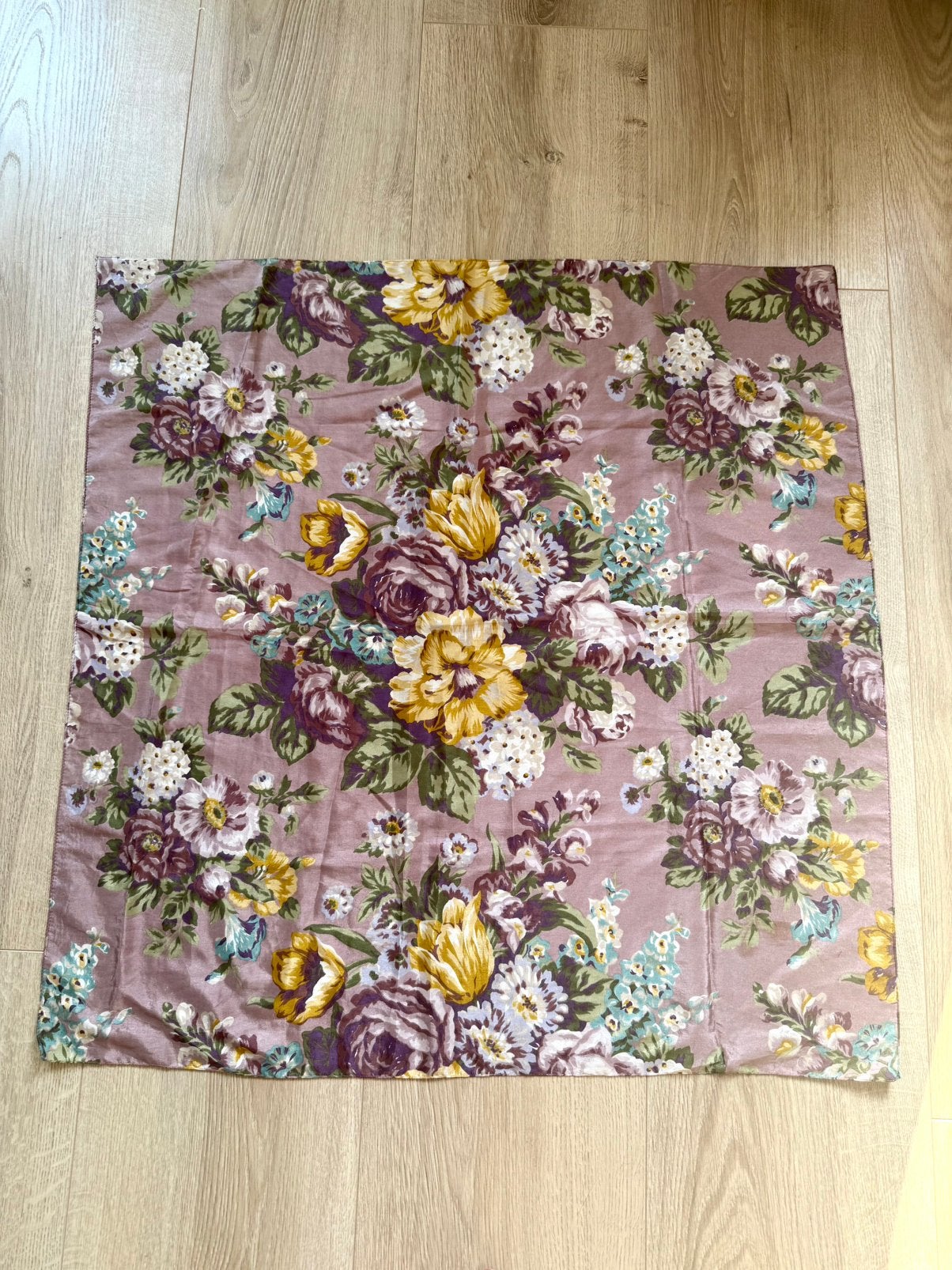 Vintage Vierkante Sjaal met Romantisch Bloemen patroon, Kleding | Dames, Verzenden, Zo goed als nieuw, Sjaal