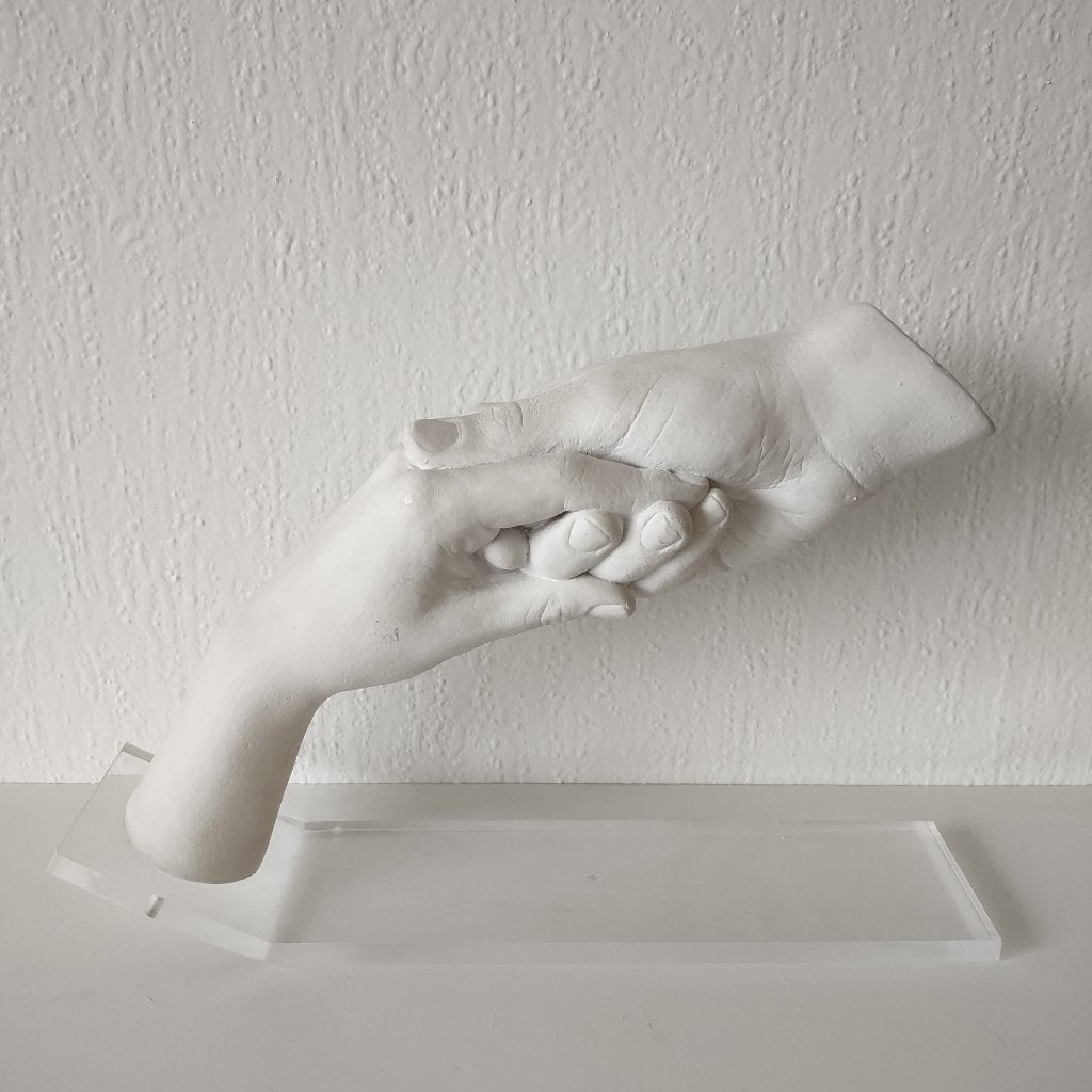 twee handen van gips op perspex standaard, Ophalen, Mens