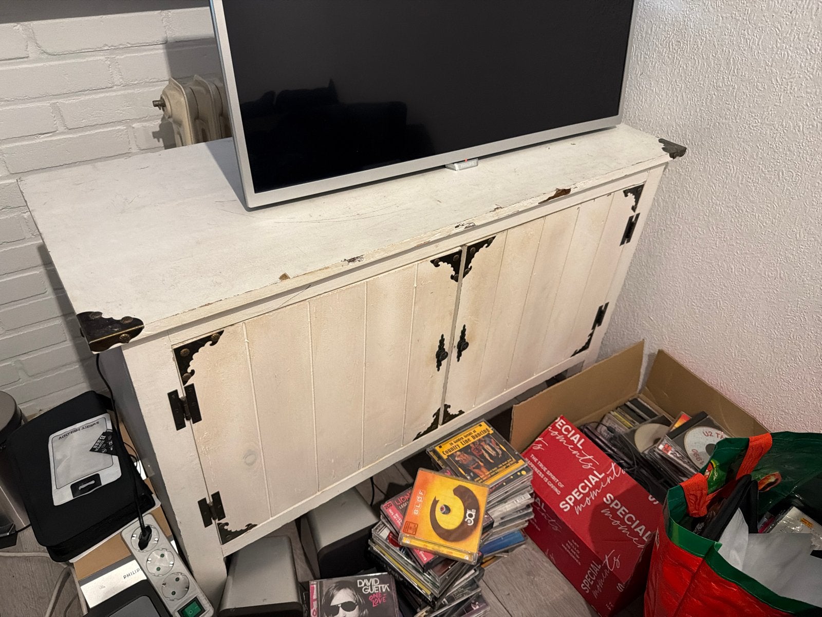 Vintage wit dressoir/tv-meubel met metalen beslag, Ophalen, Gebruikt