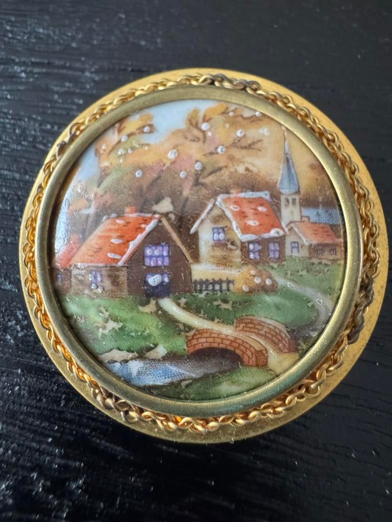 Vintage Limoges Broche - Handgeschilderd Dorpsgezicht, Sieraden, Tassen en Uiterlijk, Antieke sieraden, Verzenden, Overige materialen