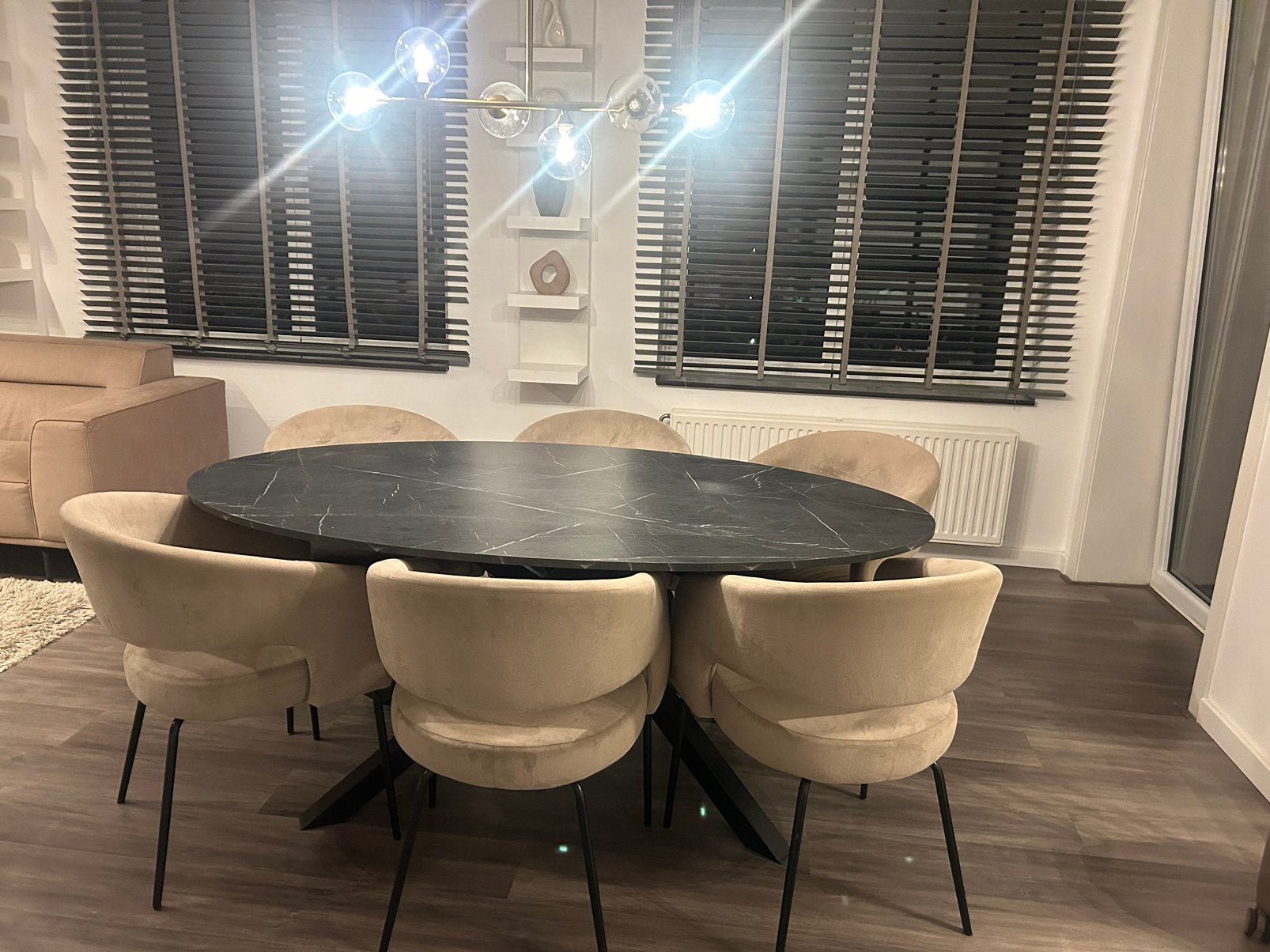 6x mooie KARWEI Eden eetkamerstoel beige fluweel, Ophalen, Zo goed als nieuw