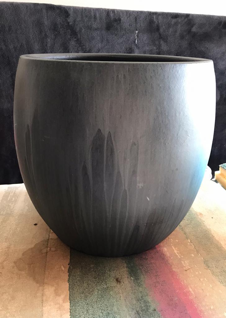 MOET WEG hoge zwart grijs bloempot aardewerk MICA, Gebruikt, Rond, Minder dan 40 cm, Aardewerk