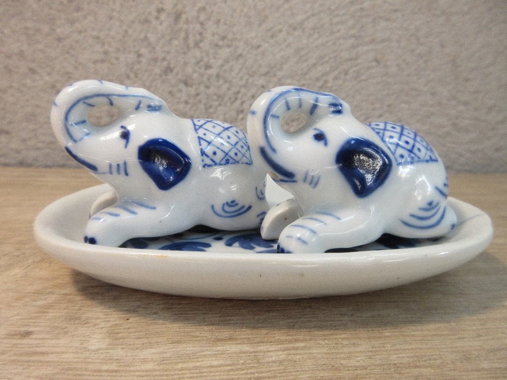 Vintage blauw wit porselein olifanten peper en zout stel, Gebruikt, Ophalen of Verzenden, Bord(en), Overige stijlen