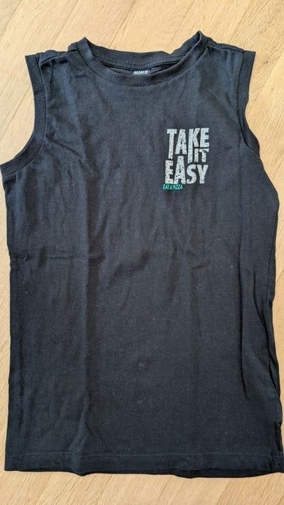 Zwart mouwloos shirt 'Take it Easy take a pizza' mt 134/140, Gebruikt, Europe Kids, Ophalen of Verzenden, Shirt of Longsleeve