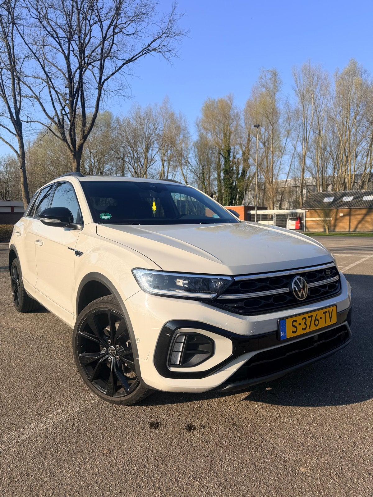 Volkswagen T-Roc 1.5 TSI 150pk 7-DSG 2023 dessert grey, Auto's, 1258 kg, 1498 cc, 4 cilinders, Origineel Nederlands
