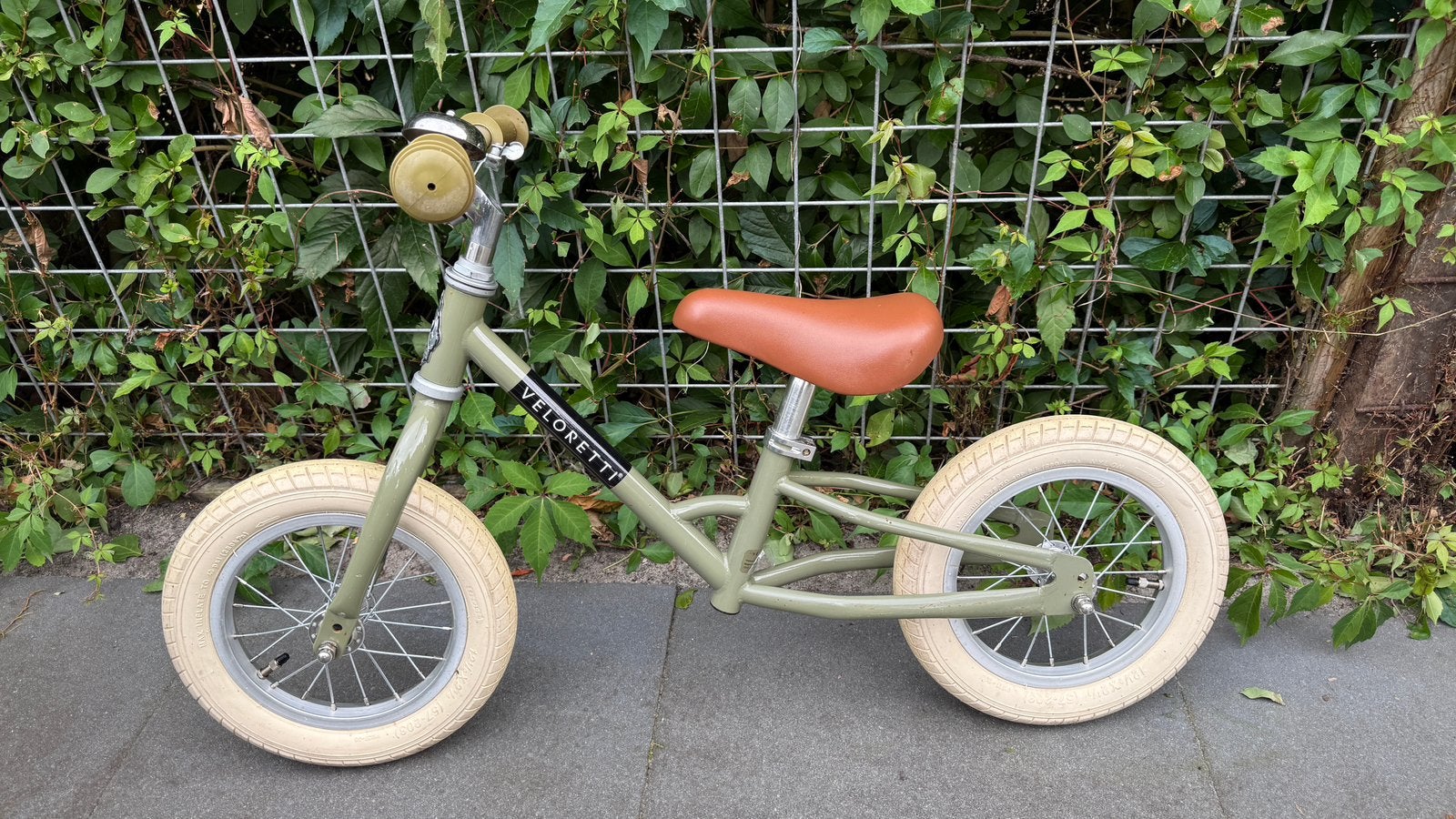 Veloretti loopfiets. Mini. Desert moss, Ophalen, Zo goed als nieuw, Minder dan 16 inch