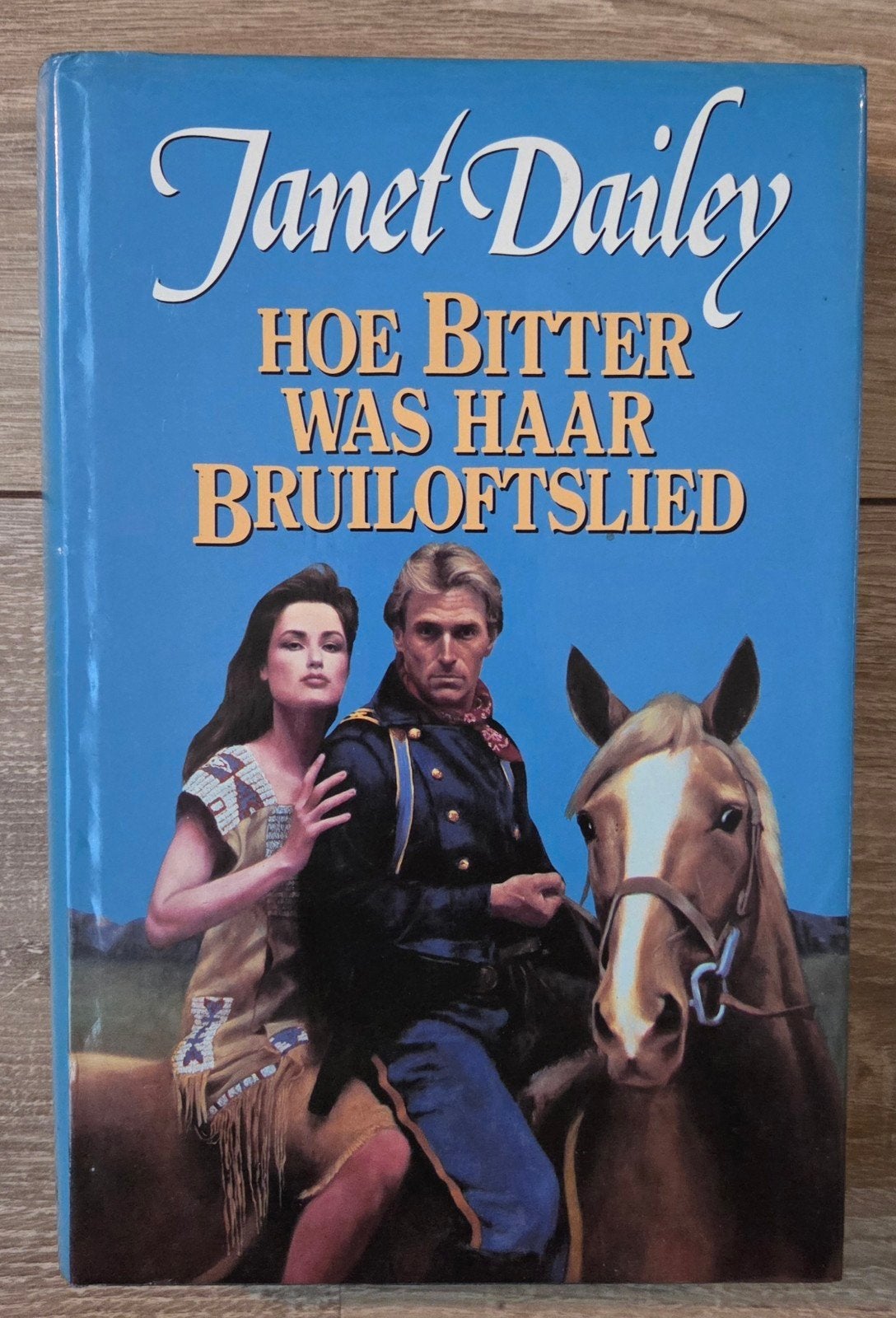 Janet Dailey - Hoe bitter was haar bruiloftslied, Ophalen of Verzenden, Zo goed als nieuw, Janet Dailey