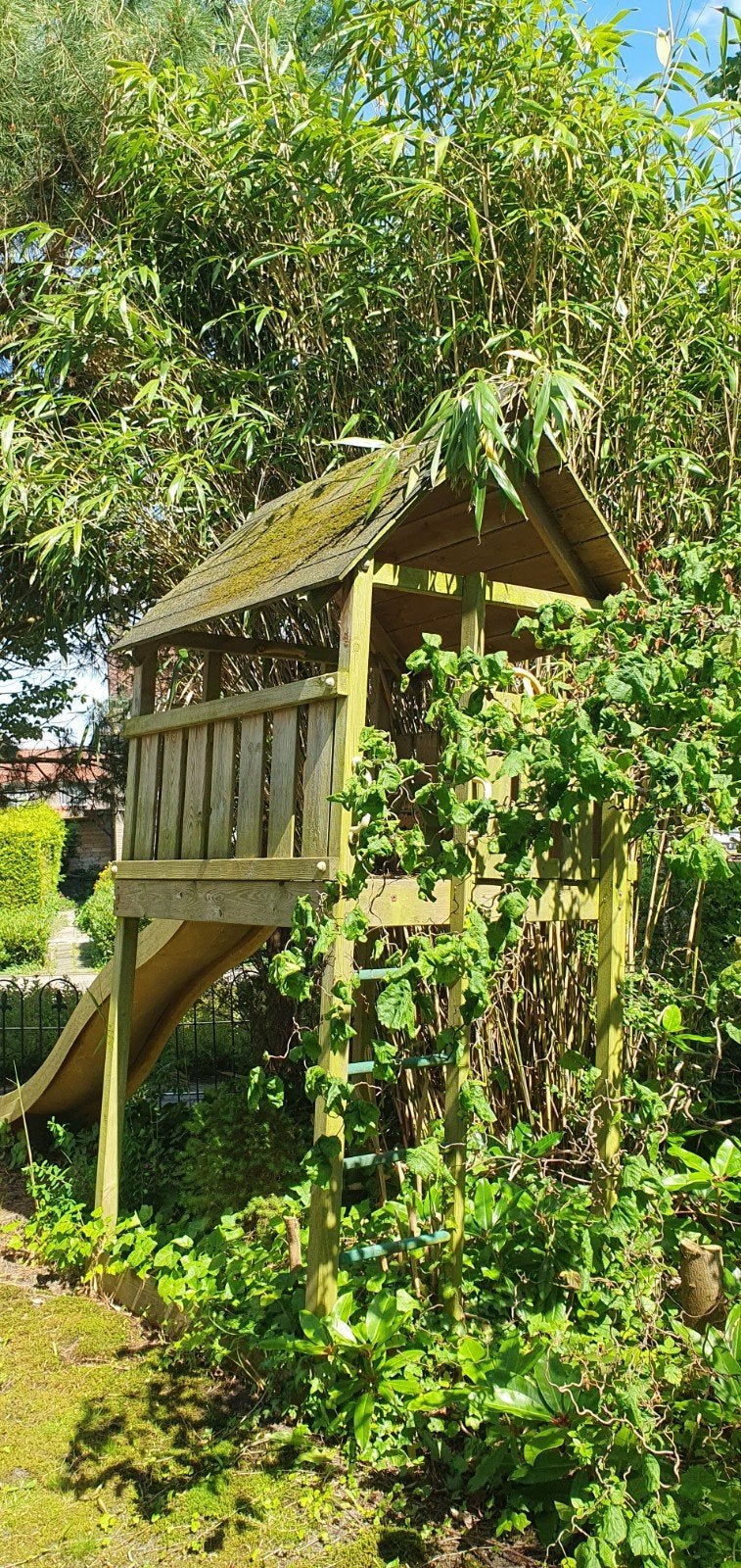 Houten speelhuisje met glijbaan en klimrek, Ophalen, Gebruikt, Glijbaan