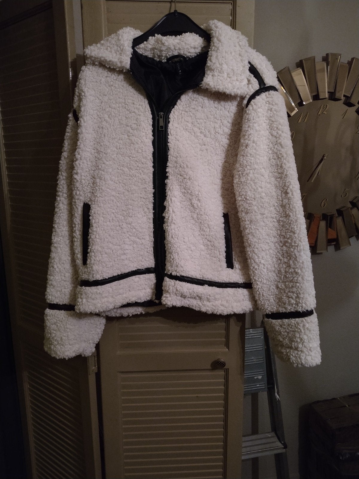 Witte teddy jas met zwarte accenten - Maat 40, Studio, Wit, Nieuw, Ophalen