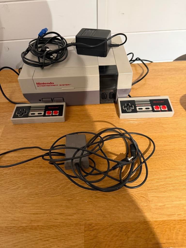 Nintendo NES Classic Console met 2 controllers, Spelcomputers en Games, Spelcomputers | Nintendo NES, Gebruikt, Met 2 controllers