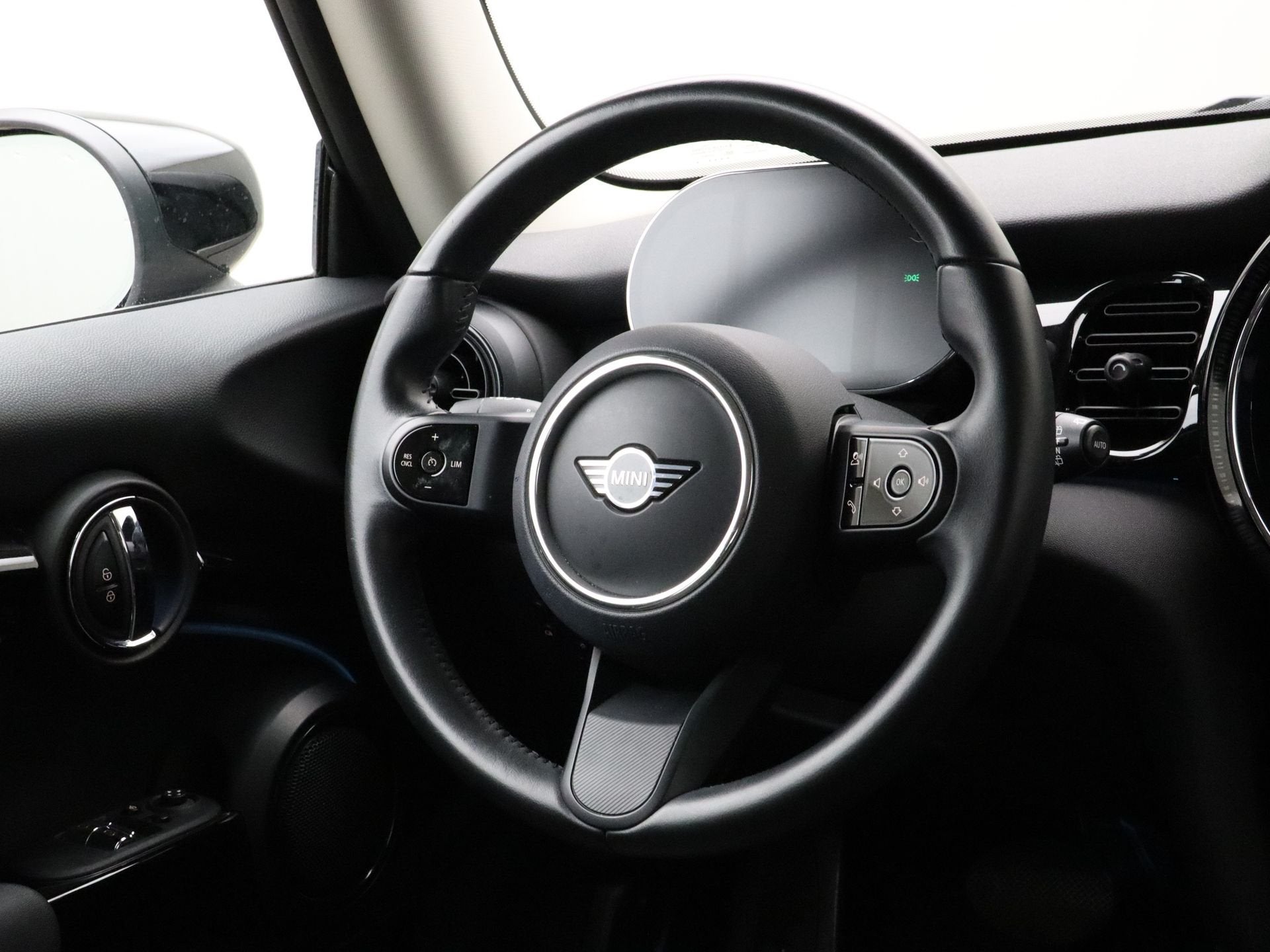 MINI Cooper Classic Aut. (bj 2022, automaat), Dealer onderhouden, 136 pk, Gebruikt, Met garantie (alle)