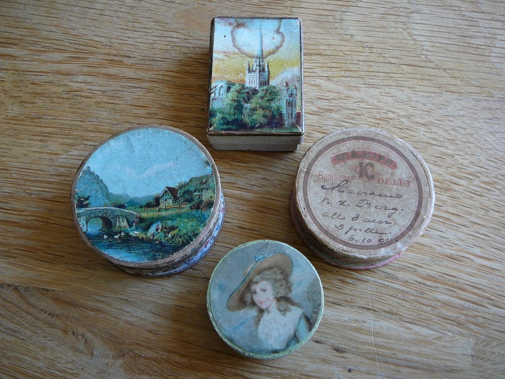 3 oude  pillendoosjes en 1 bijouterie doosje, Ophalen of Verzenden