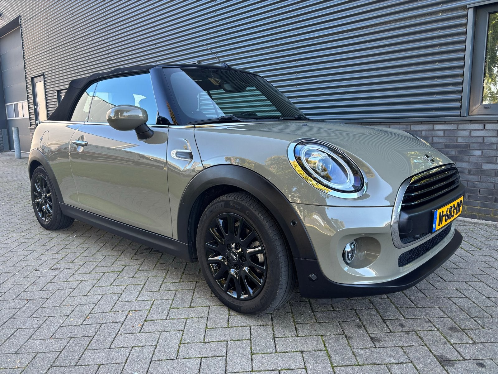 Mini Cabrio, 1.5 Cooper Chili Weinig km!, Voorwielaandrijving, 1225 kg, Cabriolet, 4 stoelen