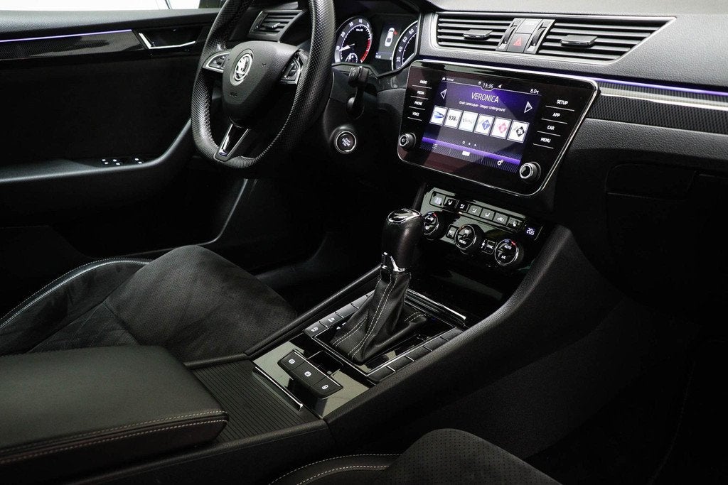 Skoda Superb 1.5 TSI ACT Sportline Business | UPGRADE BUSINE, Auto's, Skoda, 730 kg, 4 cilinders, Alcantara, Geel