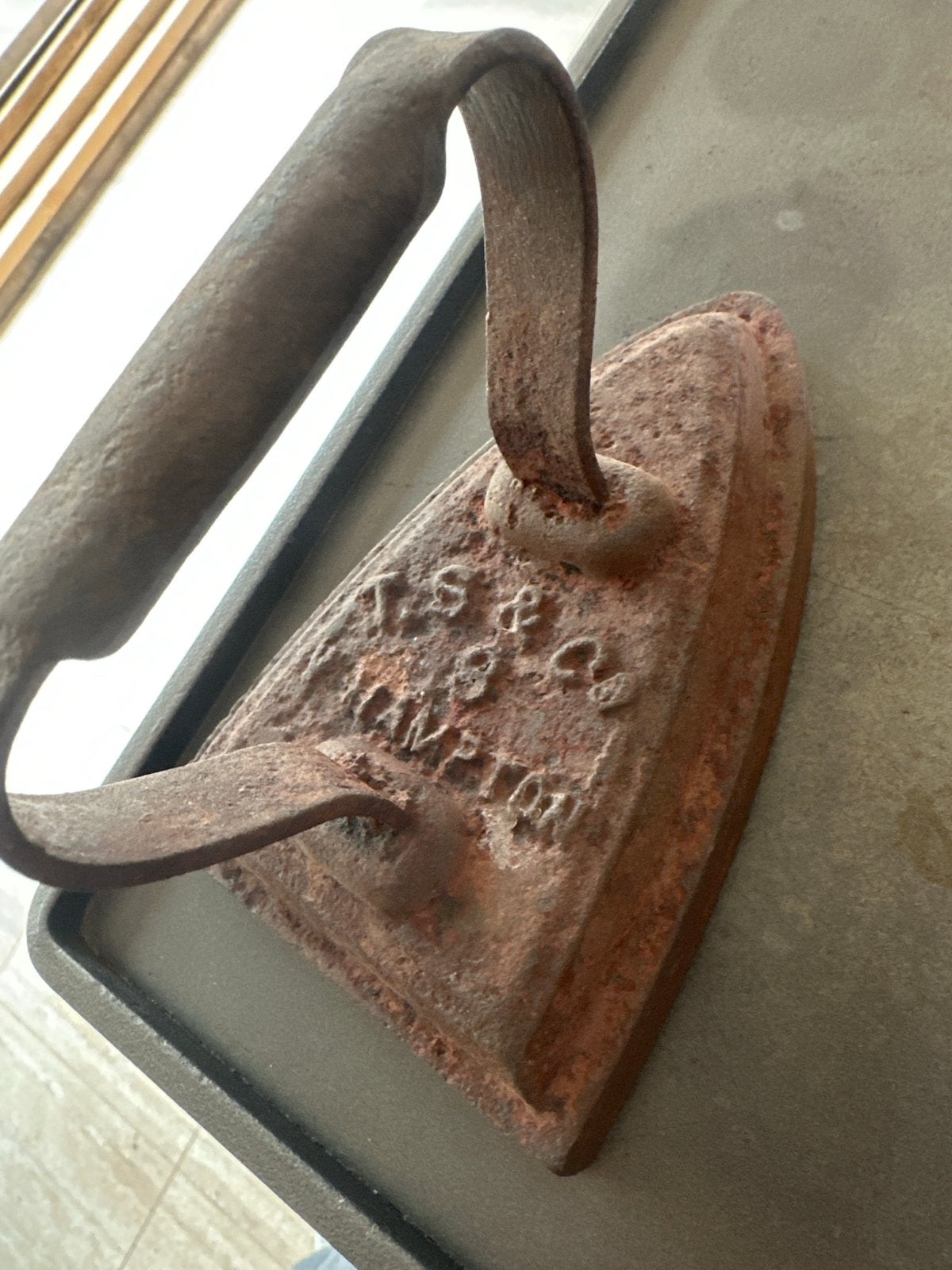 Antiek gietijzeren strijkijzer T.S. & Co. W. Hampton, Antiek en Kunst, Ophalen