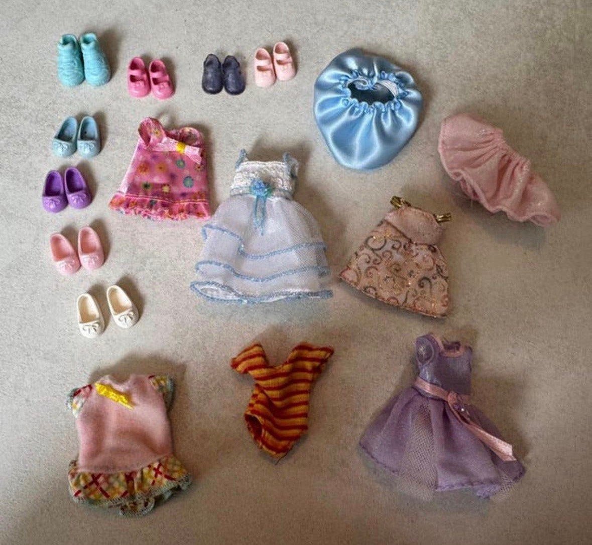 Barbie’s kleine zusje Kelly Shelly kleertjes en accessoires, Verzamelen, Poppen, Ophalen of Verzenden, Gebruikt, Kleertjes