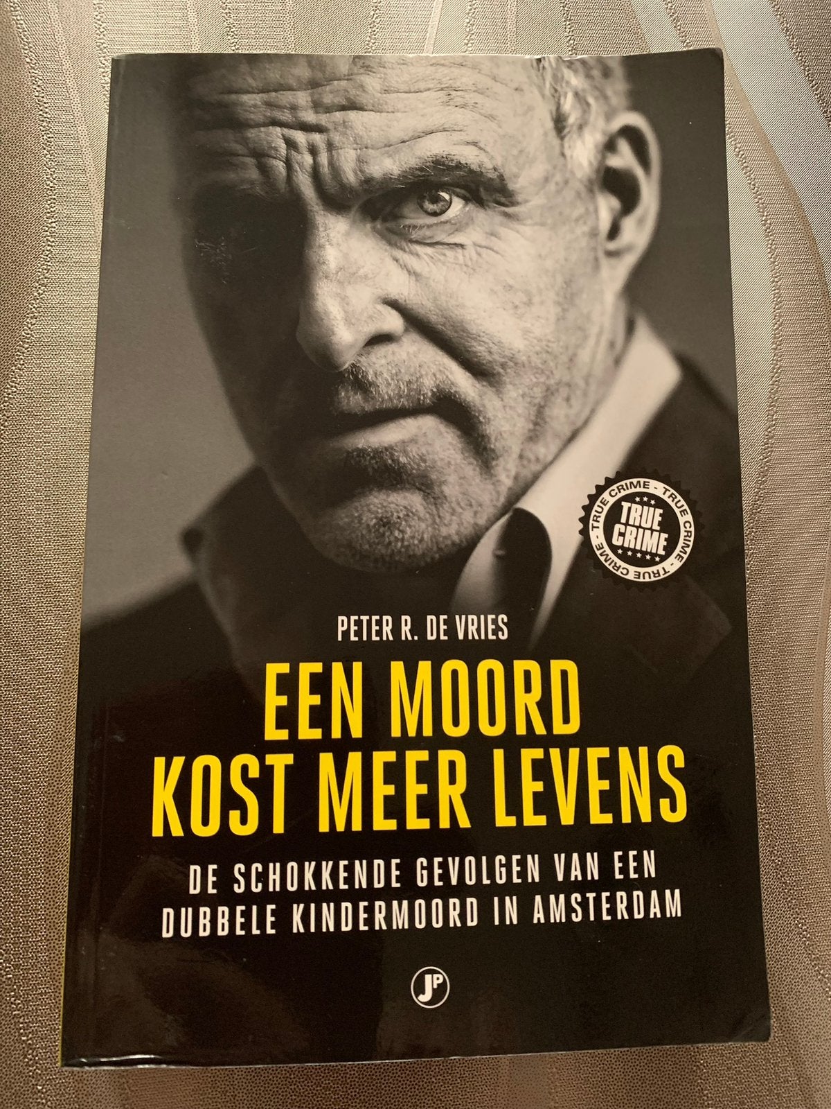TE KOOP: Peter R. de Vries - Een moord kost meer levens, Ophalen of Verzenden, Zo goed als nieuw