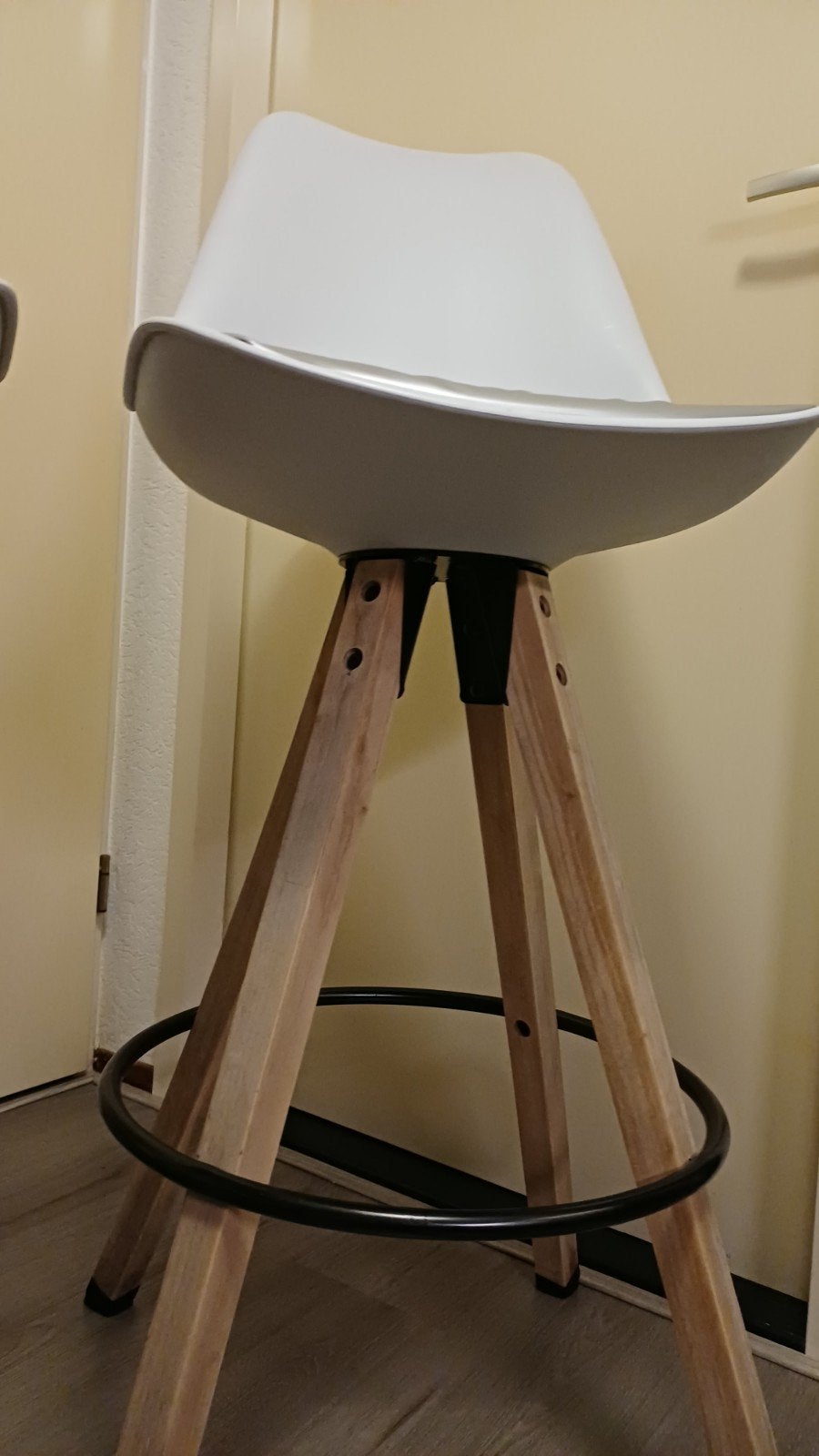 Set van 2 moderne barkrukken met houten poten, Met voetsteun, Zo goed als nieuw, 90 cm of meer, 2 krukken