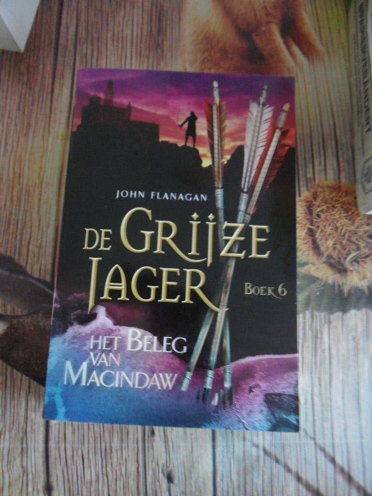 De Grijze Jager Het Beleg Van Macindaw, Ophalen of Verzenden, Zo goed als nieuw, John Flanagan