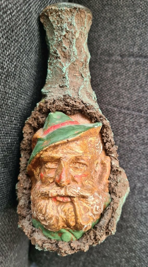 Fles omhuld met houten boswachter uit het Zwarte woud, Antiek en Kunst, Houtsnijwerk, Minder dan 20 cm, Ophalen of Verzenden, Hout