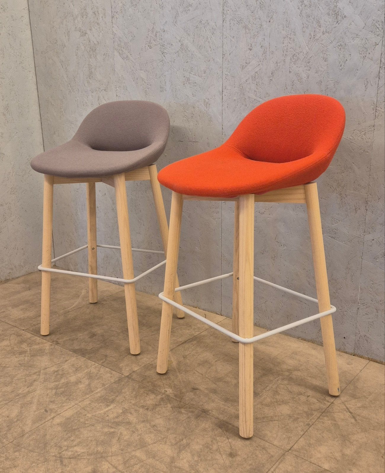Artifort Beso barkrukken Khodi Feiz design, Ophalen, Met voetsteun, 60 tot 90 cm, Zo goed als nieuw