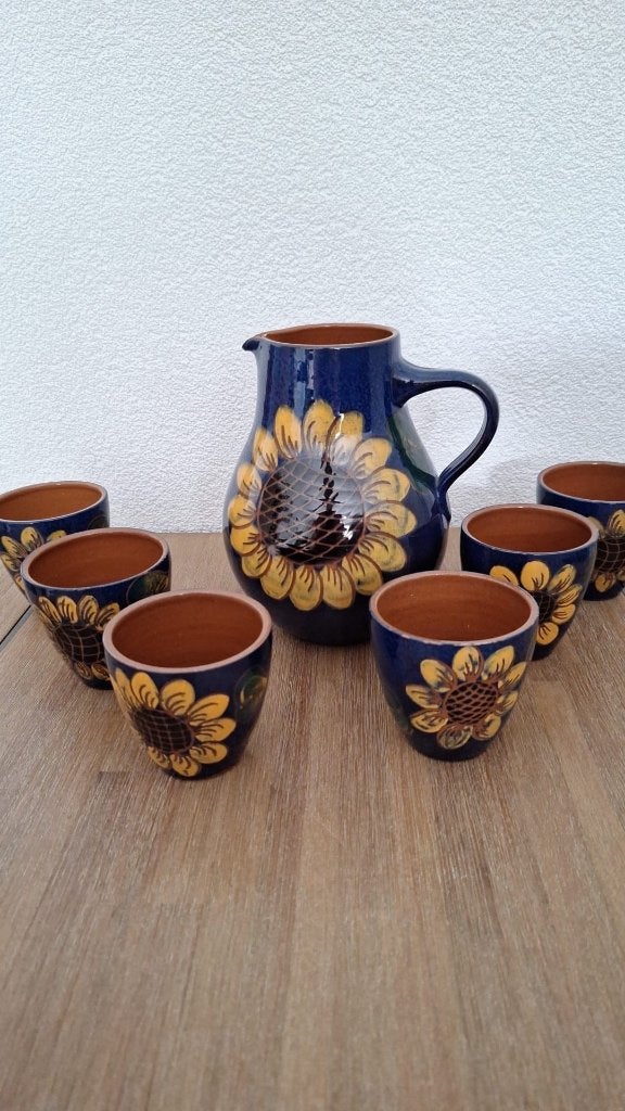 Waterkan en mokken van aardewerk. Zonnebloemen, Huis en Inrichting, Ophalen, Aardewerk, Overige stijlen, Overige typen