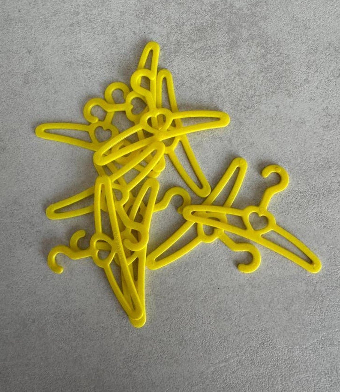 Barbie gele kelrenhangers, Verzamelen, Poppen, Gebruikt, Accessoires, Ophalen of Verzenden