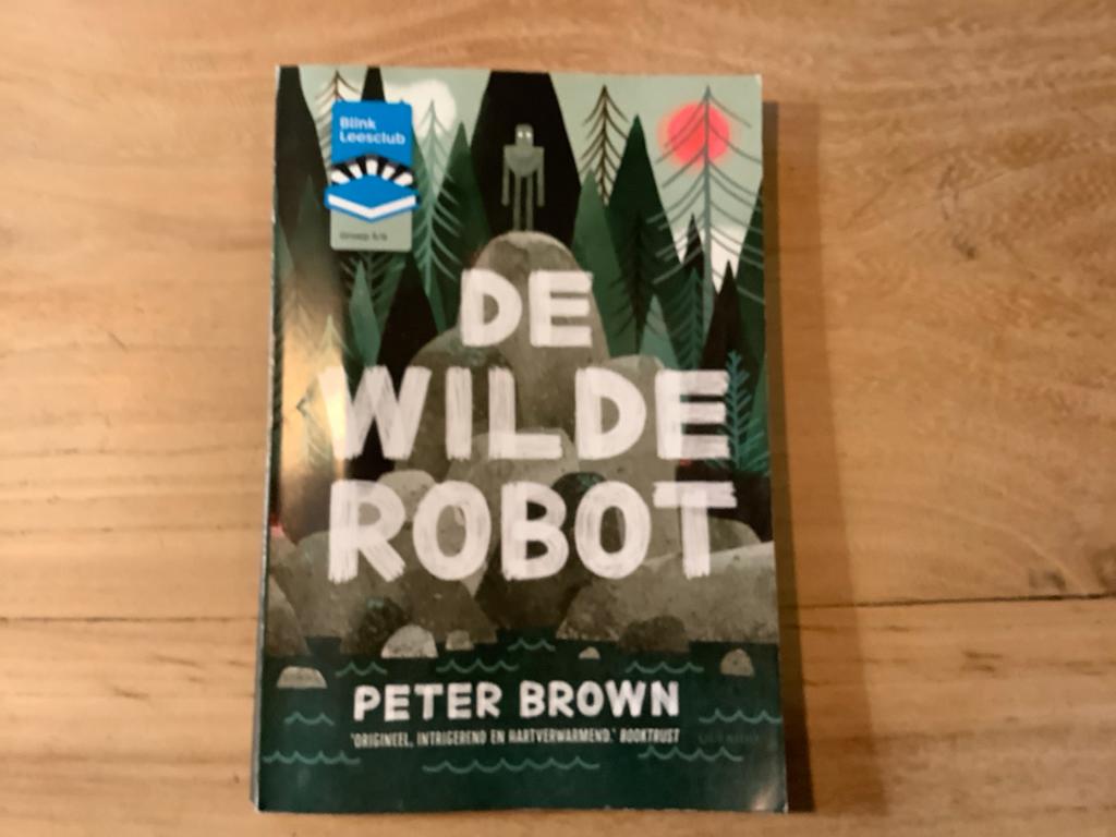 De Wilde Robot - Peter Brown (Blink Leesclub), Boeken, Ophalen of Verzenden, Gelezen, Fictie algemeen