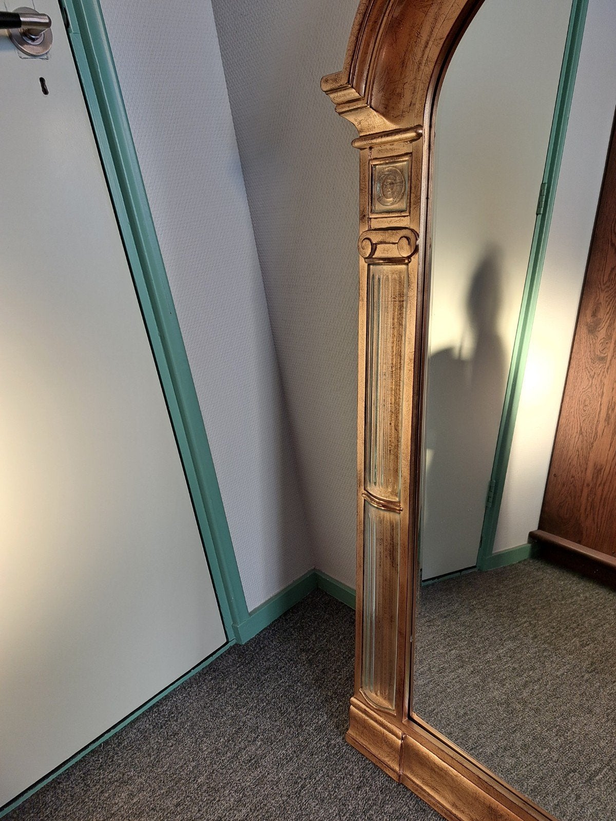 Grote gouden spiegel met sierlijke lijst, Ophalen, Overige vormen, 50 tot 100 cm, 100 tot 150 cm
