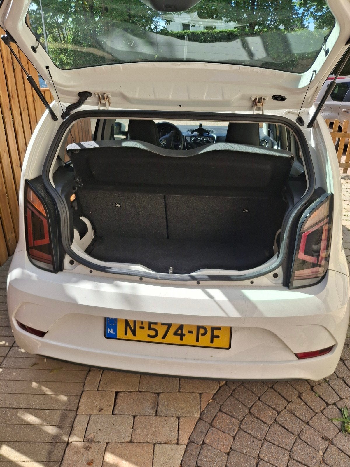 Foto 2 van Volkswagen up! 1.0 75PK 5D 2018 Wit