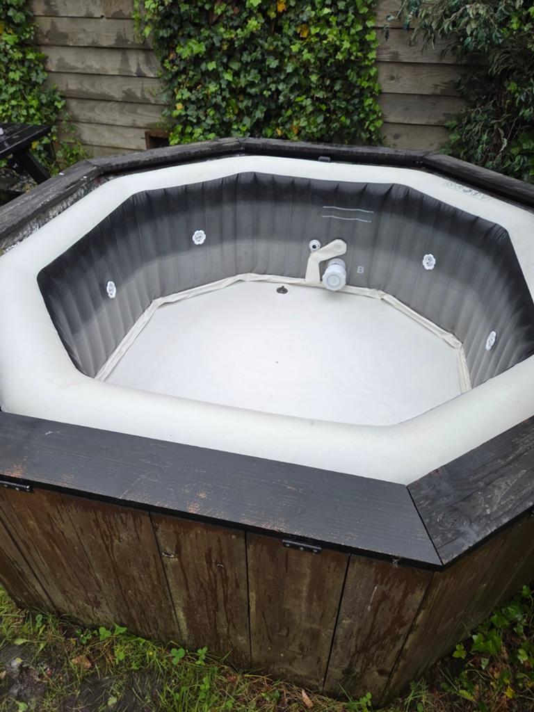 Intex Zoutwater Jacuzzi met Houten Omkasting, Tuin en Terras, Ophalen of Verzenden, Gebruikt, Filter, Opblaasbaar