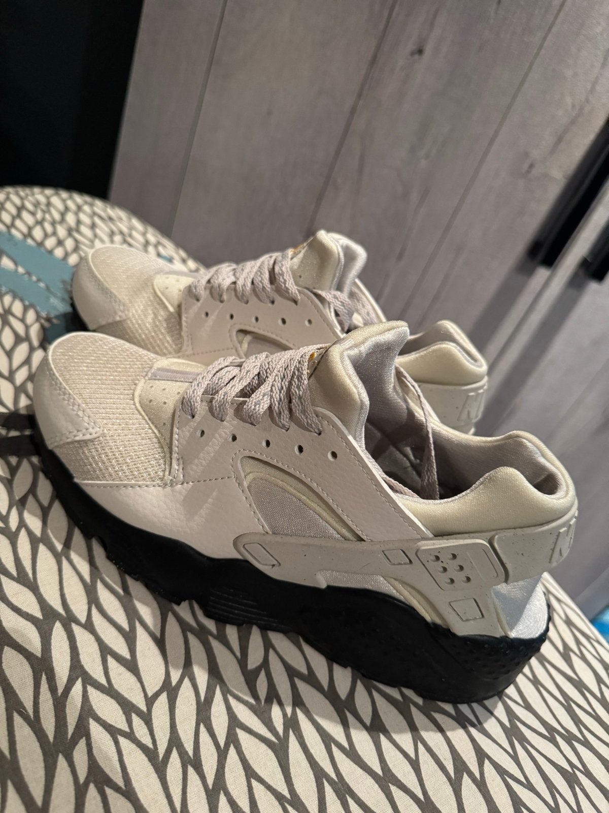 Nike Huarache sneakers, maat 38.5, lichtbeige, Ophalen of Verzenden, Nieuw, Beige, Sneakers of Gympen