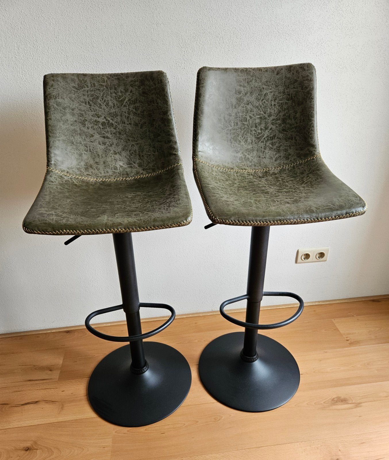 2 groene barkrukken, Ophalen, Gebruikt, 60 tot 90 cm, Leer