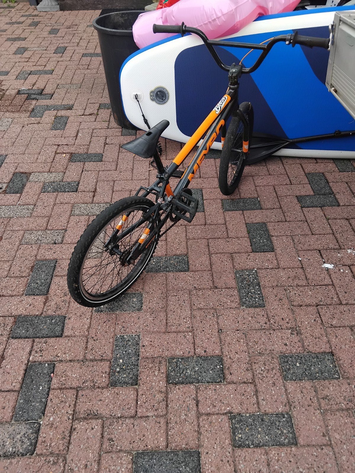 Meybo BMX Racefiets - Oranje/Zwart, Zo goed als nieuw, Ophalen, Velgrem, Meybo, 20 tot 24 inch