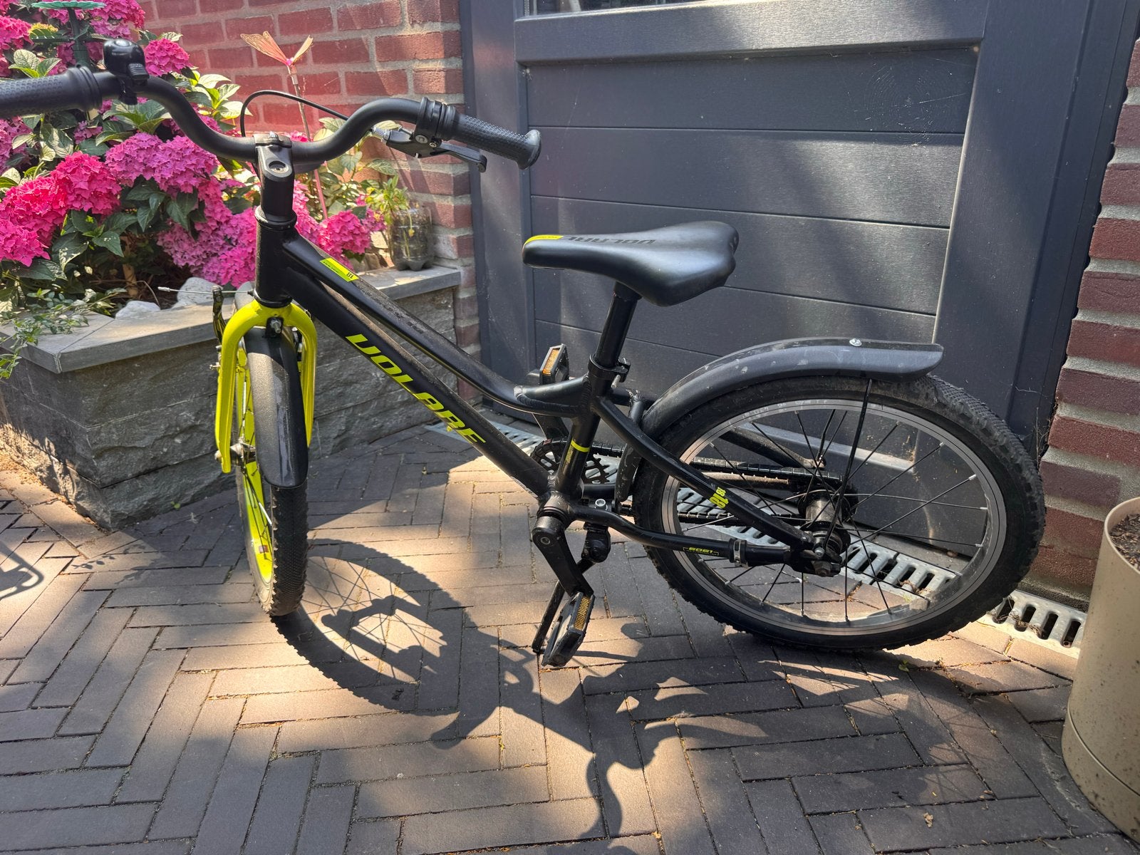 Volare kinderfiets 18inch - Zwart/Geel, Ophalen, Gebruikt, Velgrem, 16 tot 20 inch