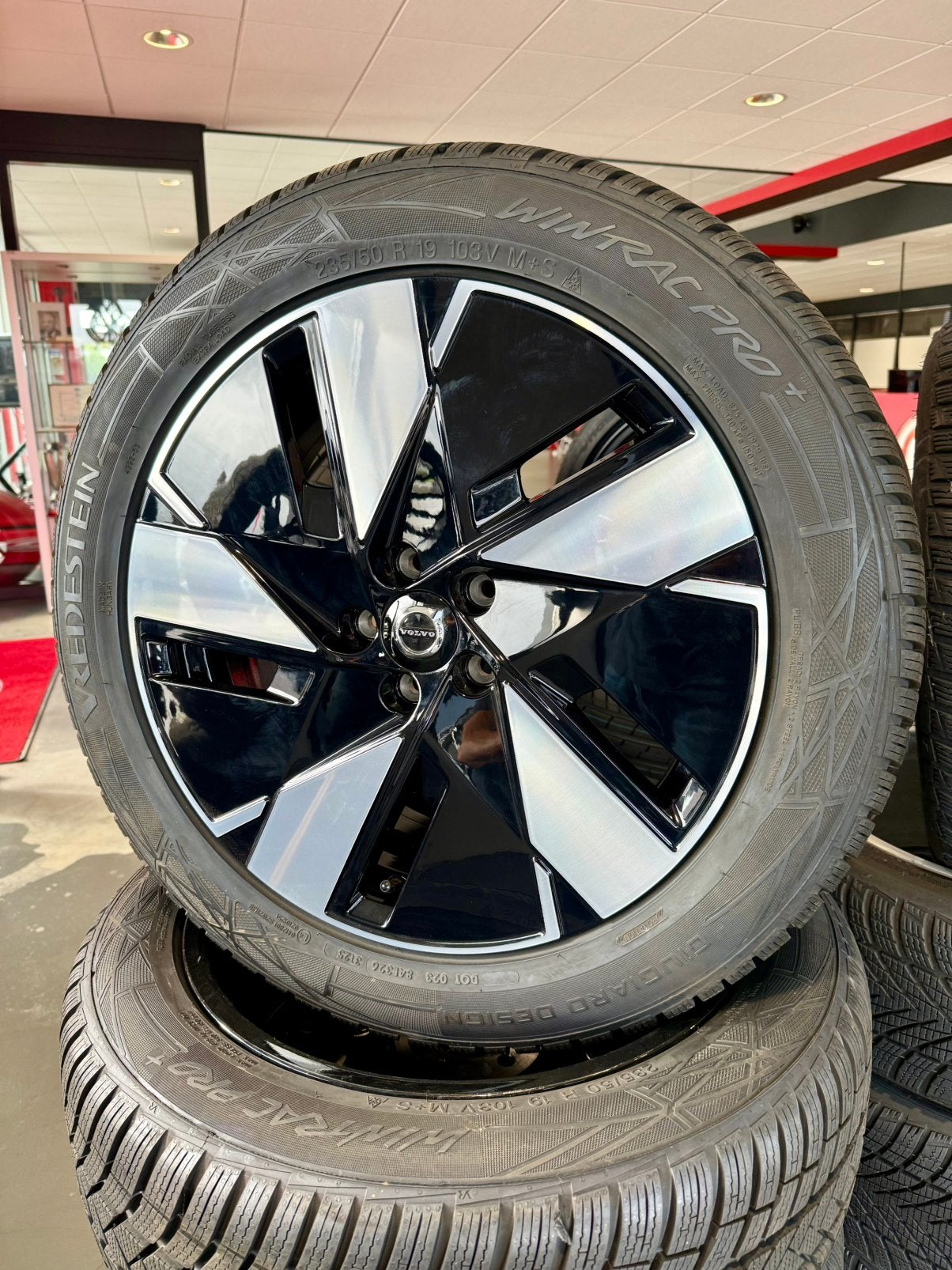 Volvo EX40 / XC40 winterset origineel, 19 inch, Banden en Velgen, Nieuw, 235 mm