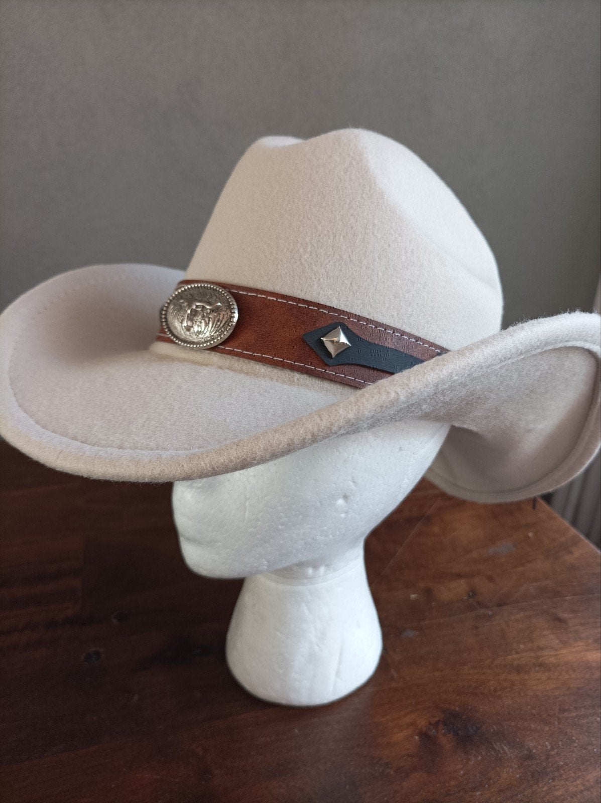 Cowboyhoed met decoratieve band., Ophalen, Hoed, One size fits all, Onbekend