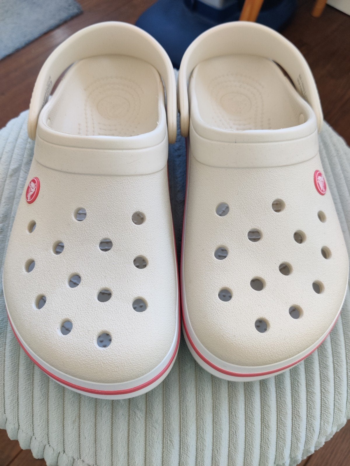 Crocs Beige met roze streep, Slippers, Beige, Ophalen of Verzenden, Zo goed als nieuw