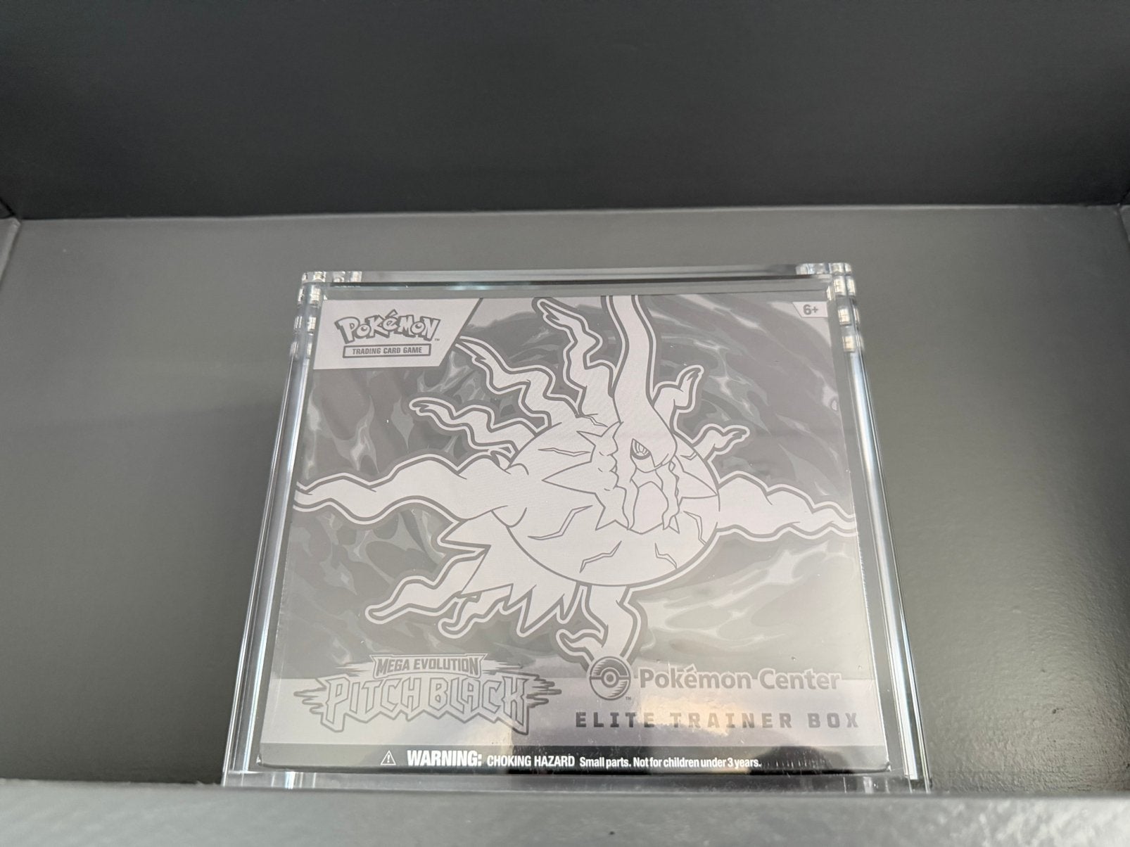Pokémon Center Pitch Black ETB – Inclusief Acryl, Ophalen, Zo goed als nieuw, Boosterbox