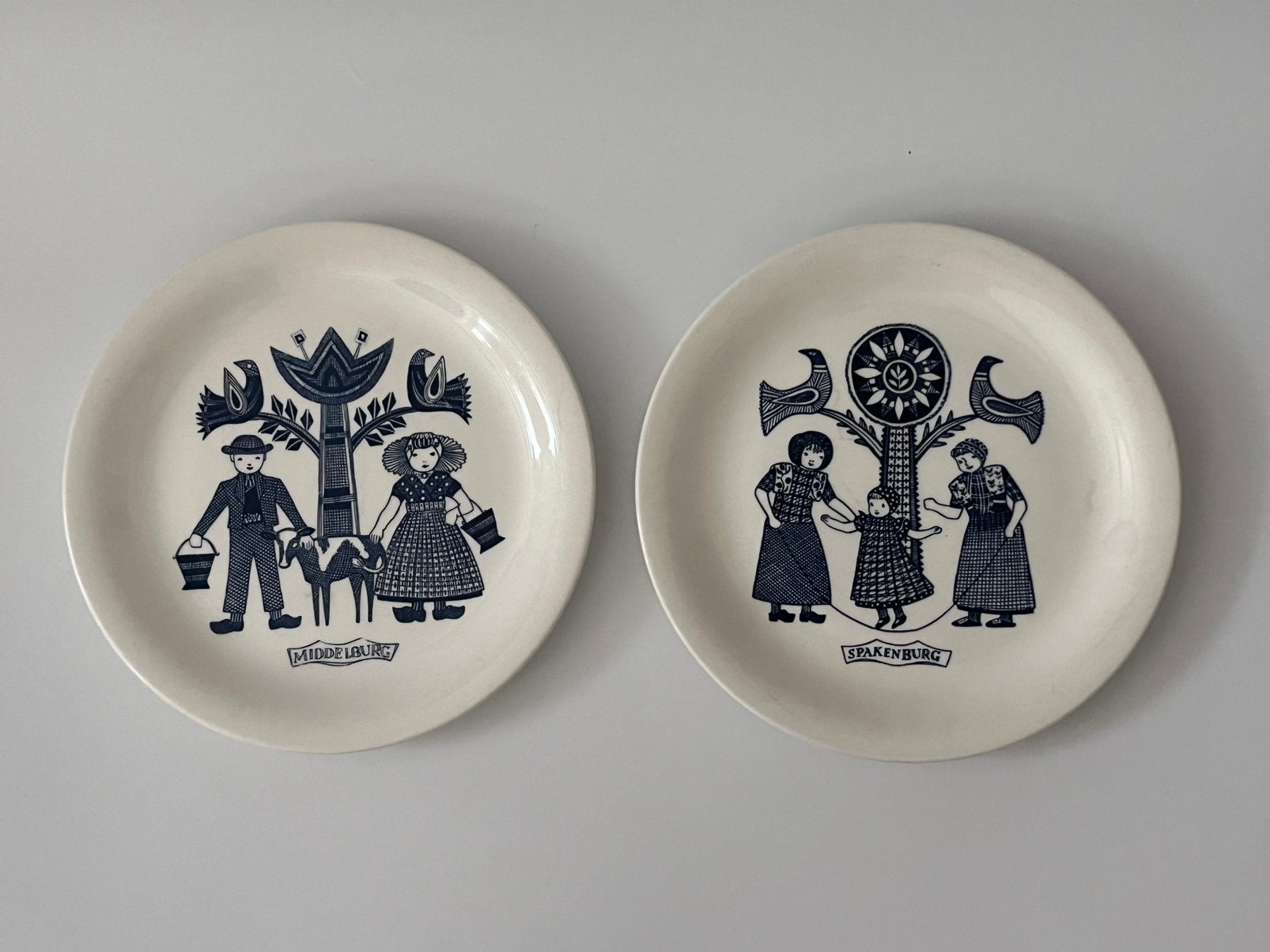 2 vintage klederdracht borden, Royal Sphinx Maastricht (‘67), Ophalen of Verzenden