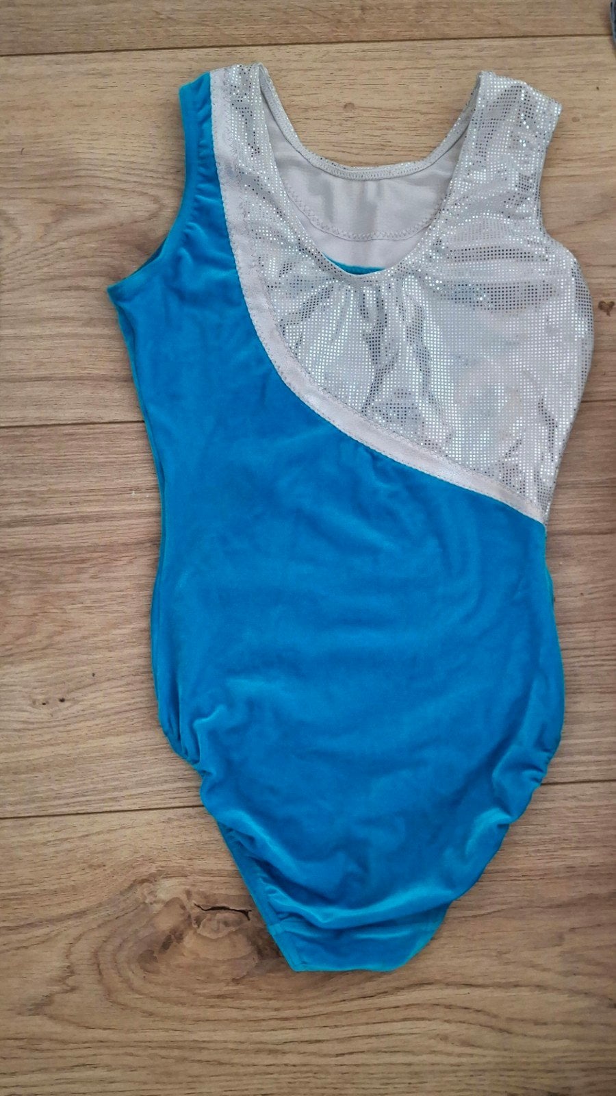 Turnpakje blauw met roze/blauwe spetters en steentjes, Sport en Fitness, Ophalen, Gebruikt, Blauw, Turnpak(je)