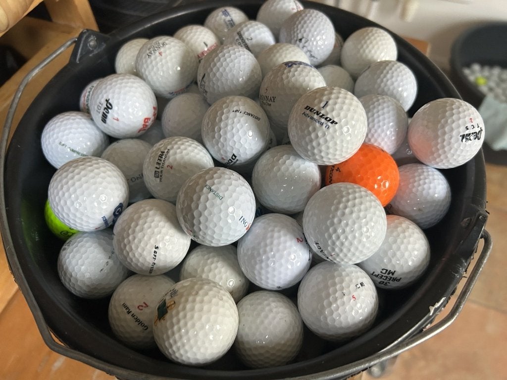 100 Golfballen van diverse (bekende) merken. Goede staat., Ophalen, Gebruikt, Bal(len), Overige merken