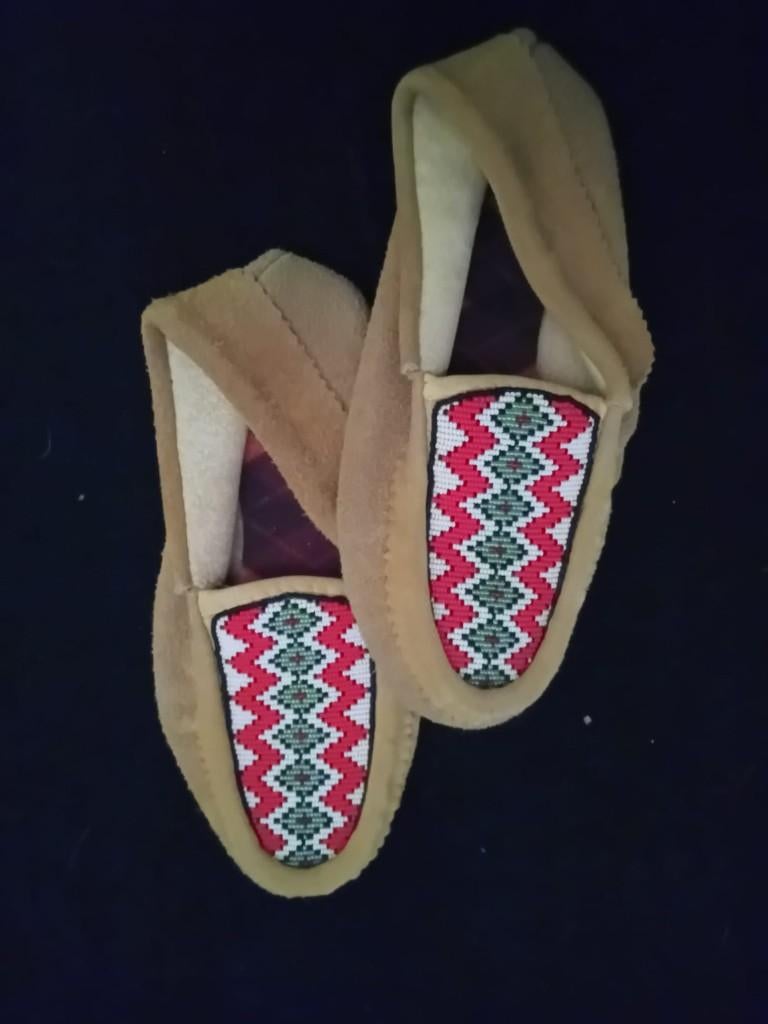 Handgemaakte mocassins met Native beadwork patroon, Kleding | Dames, Bruin, Verzenden, Overige typen, Onbekend