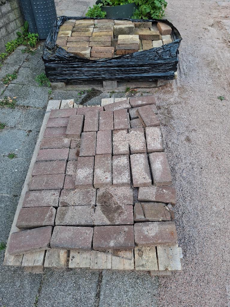 Gratis Straatstenen 55 en 174 stuks. Bult zand., Ophalen, Klinkers, Nieuw, Minder dan 5 m²