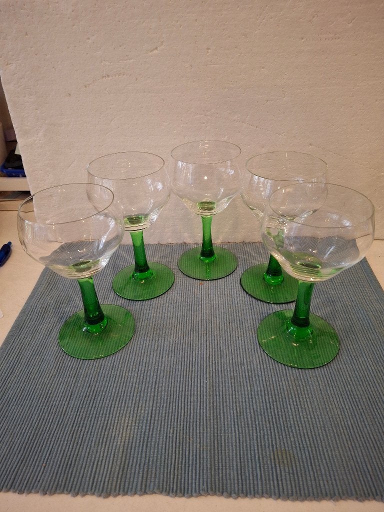 3 mooi gevormde wijnglazen met groene steel / voet, Ophalen of Verzenden