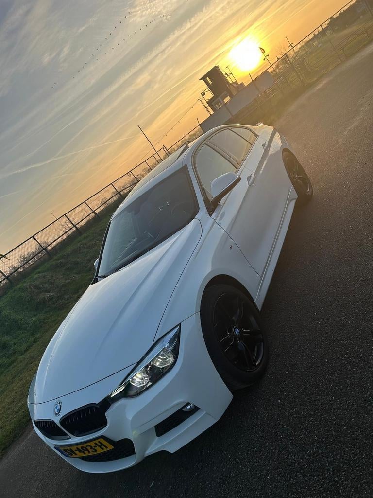 BMW 3-Serie 318i 136pk Aut 2018 Wit, Auto's, Automaat, Zwart, Wit, 75 €/maand