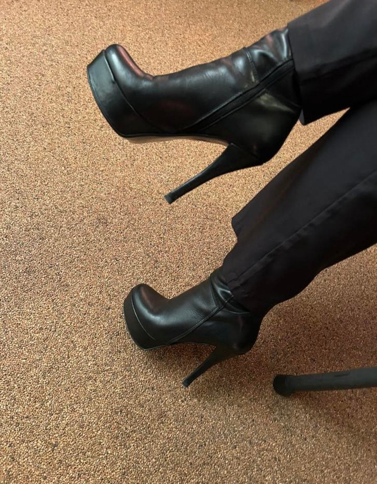 Sexy zwarte hoge laarzen met hoge hak en plateauzool 36, Kleding | Dames, Schoenen, Ophalen of Verzenden, Zo goed als nieuw, Zwart