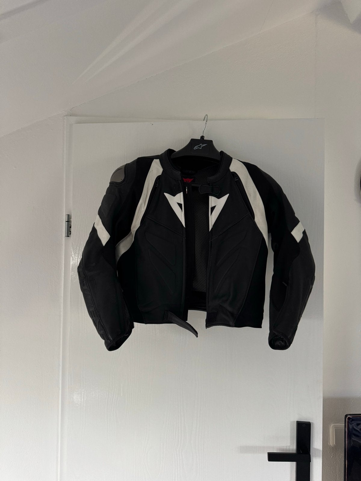 Dainese leren motorpak 2-delig, zo goed als nieuw, maat 52, Motoren, Kleding | Motorkleding, Ophalen, Tweedehands, Heren, Combipak