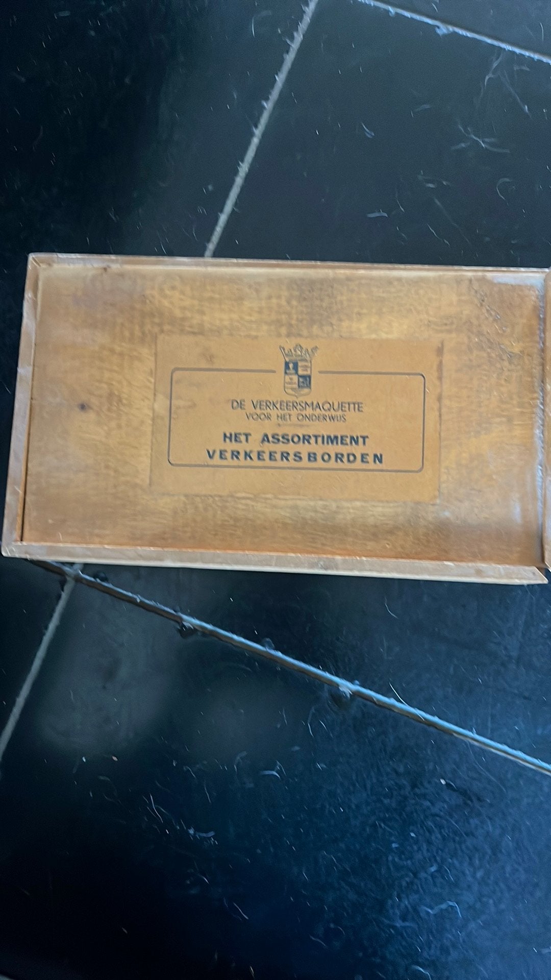 Ruim 70 oude emaille verkeersbordjes in originele kist, Antiek en Kunst, Ophalen of Verzenden