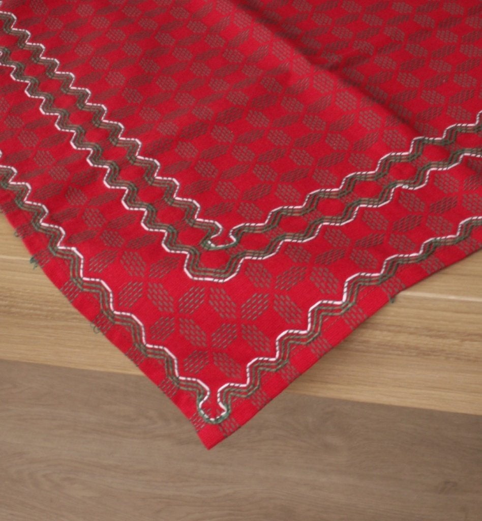 Tafelkleed geborduurd variant op beiersbont rood 76 x 77, Ophalen of Verzenden, Nieuw, Rechthoek